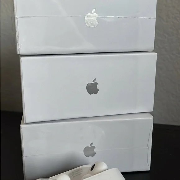 Apple White Wireless Earbuds with Charging Case - Picture 2 of 4